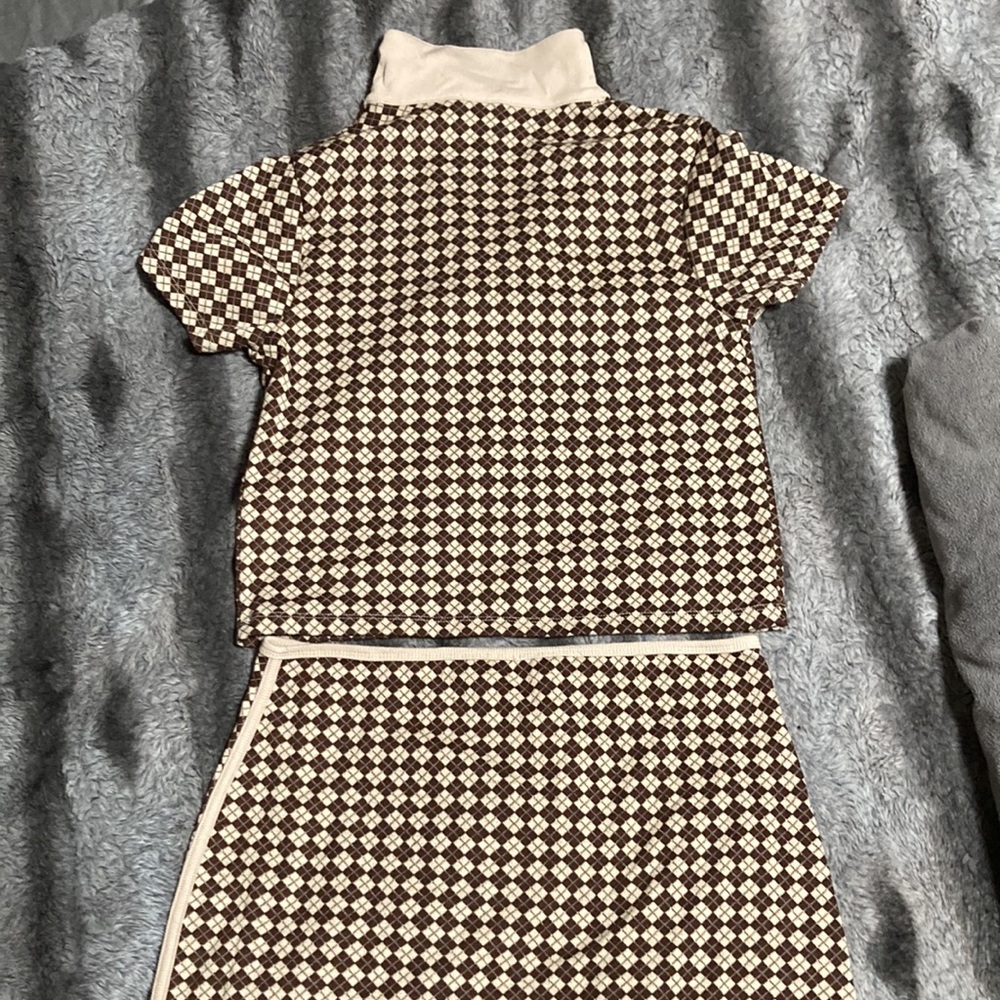 Medium Sized Kirious Los Angeles brown pattern 2 piece set. Skirt And Top - Picture 6 of 8